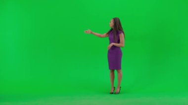 Televizyon haberleri ve canlı yayın konsepti. Krom anahtar yeşil ekran arka planında izole edilmiş bir kadın. Tam teşekküllü Afro-Amerikan kadın TV sunucusu kameraya bakarak konuşuyor..