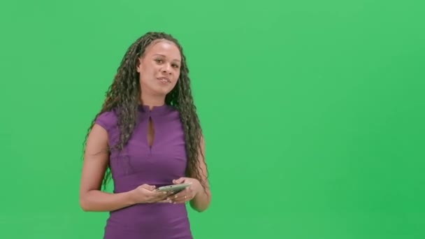 Notícias Conceito Transmissão Vivo Feminino Vestido Isolado Croma Chave Verde — Vídeo de Stock