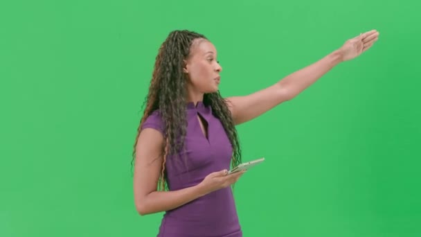 电视新闻和现场直播的概念 穿着衣服的女性在彩色键绿色屏幕背景上被隔离 非洲裔美国妇女电视新闻节目主持人站在那里看着摄像机谈话 — 图库视频影像