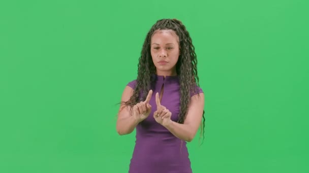 テレビニュースとライブ放送コンセプト クロマキーの緑色の背景に隔離されたドレスの女性 アフリカ系アメリカ人女性テレビニュースホストはバーチャルスクリーンを使用し ズームクリックをスワイプ — ストック動画