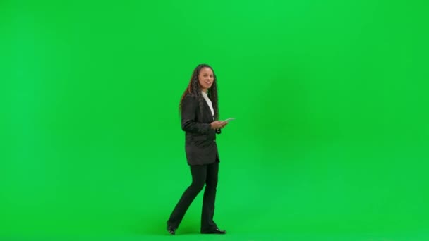 电视新闻和现场直播的概念 年轻的女记者在彩色键绿色屏幕背景上被隔离 全镜头非洲裔美国妇女电视新闻节目主持人手持平板电脑 显示空旷地区 — 图库视频影像