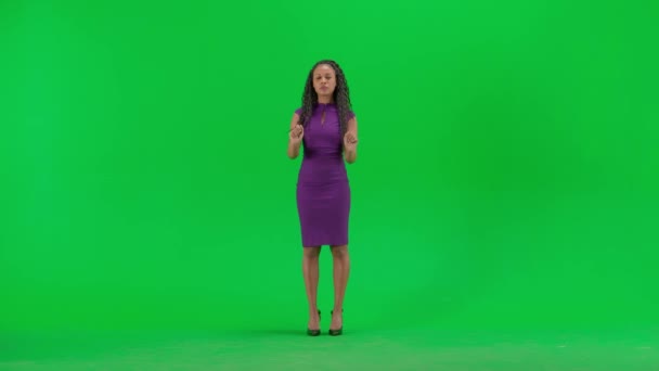 Notícias Conceito Transmissão Vivo Feminino Vestido Isolado Croma Chave Verde — Vídeo de Stock