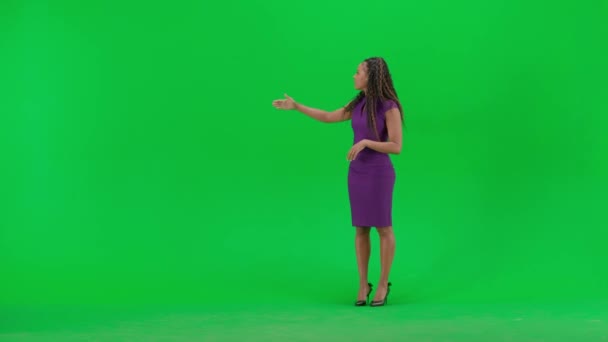 电视新闻和现场直播的概念 穿着衣服的女性在彩色键绿色屏幕背景上被隔离 全镜头非洲裔美国妇女电视新闻节目主持人站在那里看着镜头 — 图库视频影像