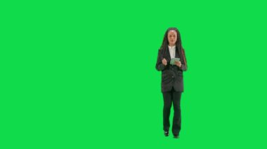 Televizyon haberleri ve canlı yayın konsepti. Genç bayan muhabir krom anahtar yeşil ekran arka planında izole edildi. Tam teşekküllü Afro-Amerikan kadın televizyon sunucusu elinde tabletle yürüyor ve konuşuyor..