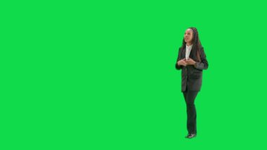 Televizyon haberleri ve canlı yayın konsepti. Genç bayan muhabir krom anahtar yeşil ekran arka planında izole edildi. Tam teşekküllü Afro-Amerikan kadın televizyon sunucusu yürüyüp konuşuyor. Yarım dönüş..