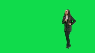 Televizyon haberleri ve canlı yayın konsepti. Genç bayan muhabir krom anahtar yeşil ekran arka planında izole edildi. Tam teşekküllü Afro-Amerikan TV haber sunucusu. Yarım dönüş..