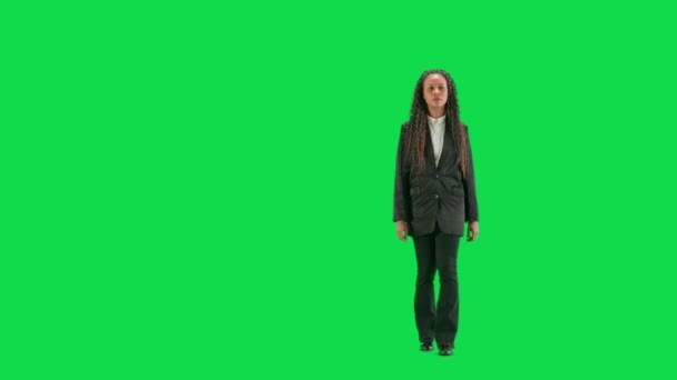 テレビニュースとライブ放送コンセプト クロマキーの緑色の背景に隔離された若い女性の記者は フルショットアフリカ系アメリカ人女性テレビニュースホストウォーキング — ストック動画