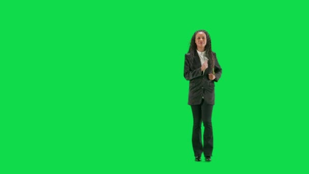 テレビニュースとライブ放送コンセプト クロマキーの緑色の背景に隔離された若い女性の記者は フルショットアフリカ系アメリカ人女性テレビニュースホスト — ストック動画