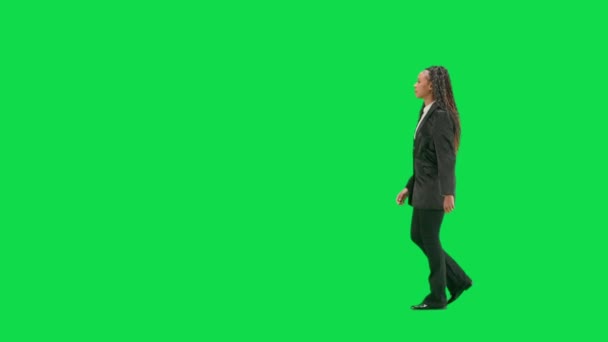 テレビニュースとライブ放送コンセプト クロマキーの緑色の背景に隔離された若い女性の記者は フルショット アフリカ系アメリカ人女性テレビニュースホストウォーキング サイドビュー — ストック動画