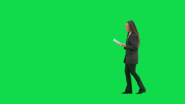 Nyheter Live Kringkasting Konsept Unge Kvinnelige Reporter Isolert Krom Nøkkel – stockvideo