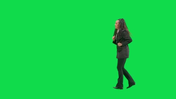 テレビニュースとライブ放送コンセプト クロマキーの緑色の背景に隔離された若い女性の記者は フルショット アフリカ系アメリカ人女性テレビのニュースホスト サイドビュー — ストック動画