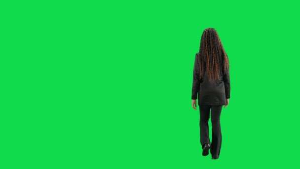 Концепция Телевидения Вещания Прямом Эфире Молодая Женщина Репортер Изолирована Зеленом — стоковое видео