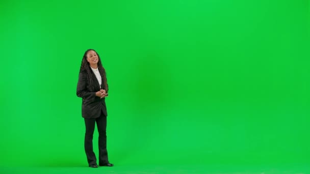 テレビニュースとライブ放送コンセプト クロマキーの緑色の背景に隔離された若い女性の記者は フルショットアフリカ系アメリカ人女性テレビニュースホスト カメラで笑顔 — ストック動画