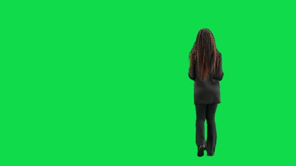 テレビニュースとライブ放送コンセプト クロマキーの緑色の背景に隔離された若い女性の記者は フルショット アフリカ系アメリカ人女性テレビのニュースホスト ウォーキングと話 バックビュー — ストック動画