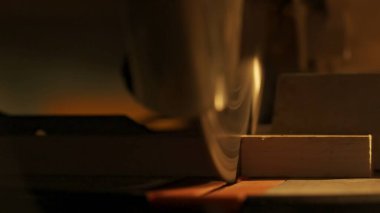 Marangozluk ve el işi reklam konsepti. Garajda çalışan erkek marangoz. Atölyede ahşap malzemelerle çalışan profesyonel marangoz uzmanı. Tahta kesmek için testere kullanıyor..