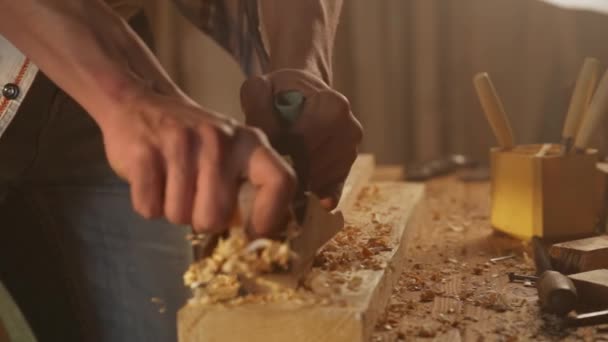 木匠和手工艺品广告概念 在车库里工作的男性伐木工 木板等木材业专业人员 — 图库视频影像