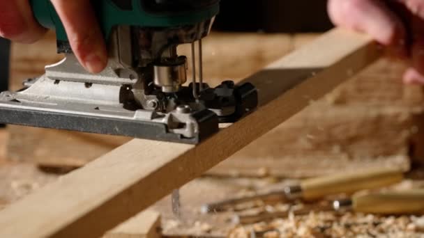 Schreiner Und Handwerkswerbekonzept Männlicher Holzarbeiter Bei Der Arbeit Der Garage — Stockvideo