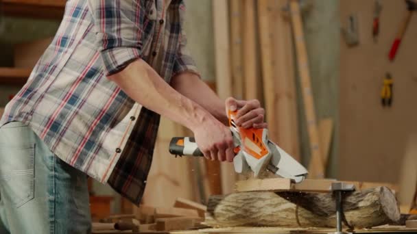 Schreiner Und Handwerkswerbekonzept Männlicher Holzarbeiter Bei Der Arbeit Der Garage Stockvideo