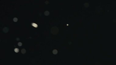 Marangozluk ve el işi reklam konsepti. Ahşap tozları ve parçacıkları, tepeden düşen tahta tahtaları kestikten sonra, sinematik soyut arka plan aşırı yakın plan çekimleri..