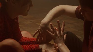 Deneysel koreografi dans stili konsepti. Profesyonel dansçılar dans gösterisi yapıyor. Genç erkek ve kadın modern dansçılar duman içinde modern koreografi öğeleri sergiliyorlar..