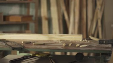 Marangozluk ve el işi reklam konsepti. Garajda aletleri olan bir masa resmi. Profesyonel marangoz aletleri, ekipmanlar ve atölyede masanın üzerinde duran ahşap malzemeler..