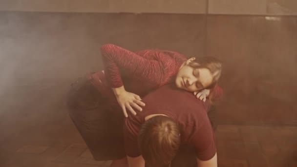 Experimentelle Choreographie Tanzstilkonzept Professionelle Tänzer Führen Eine Tanzshow Auf Junge — Stockvideo