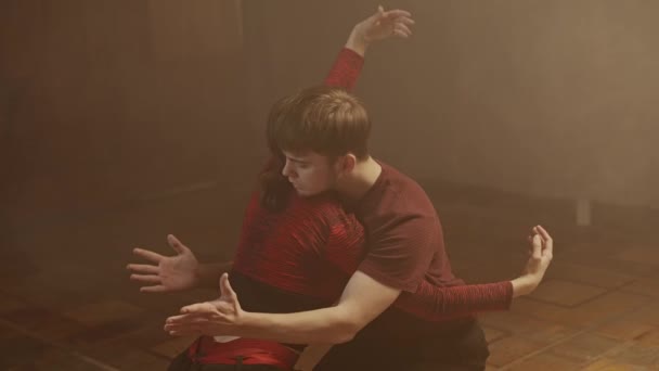 Концепция Экспериментальной Хореографии Профессиональные Танцоры Выступают Танцевальном Шоу Молодой Человек — стоковое видео
