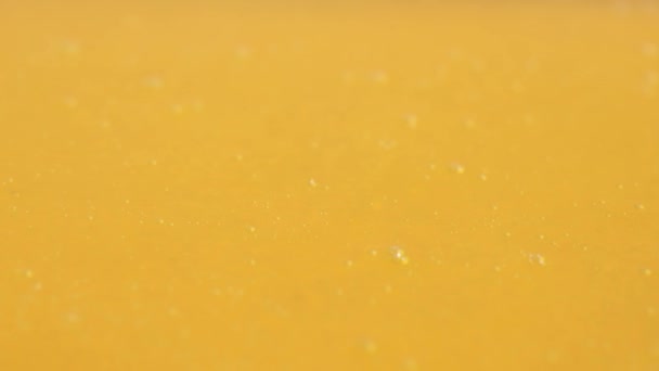 食品広告コンセプト 健康なオーガニックハニー 黄色の背景に甘い新鮮な黄金の蜂蜜 厚い甘いシロップの質のショットを閉じる — ストック動画