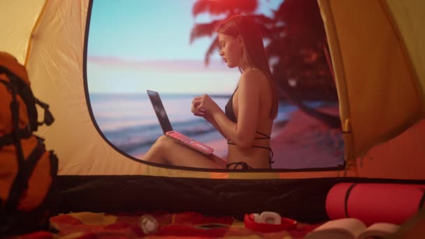 Concept Camping Aventure Femme Reposant Sur Camping Relaxant Près Océan Clip Vidéo