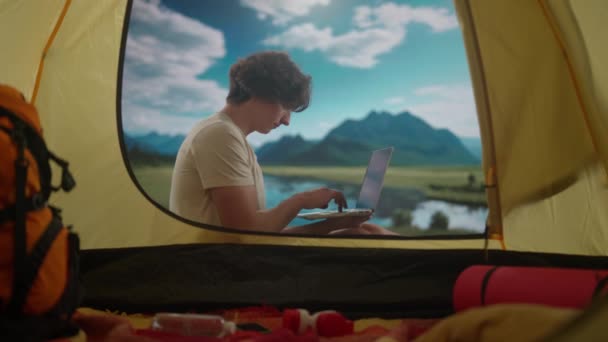 Concept Camping Aventure Homme Reposant Sur Camping Relaxant Près Lac Vidéo De Stock Libre De Droits