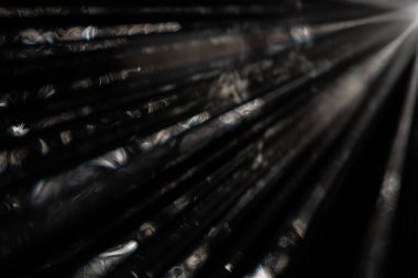 Karanlığı delip geçen büyüleyici bir ışık gösterisi soyut bir ışın oyunu yaratıyor.