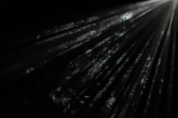 Захватывающее Зрелище Света Пронизывающего Тьму Создающего Абстрактную Игру Лучей — стоковое фото