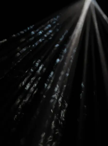 Kiehtova Valon Näyttö Lävistää Pimeyden Luo Abstraktin Säteiden Leikin — kuvapankkivalokuva