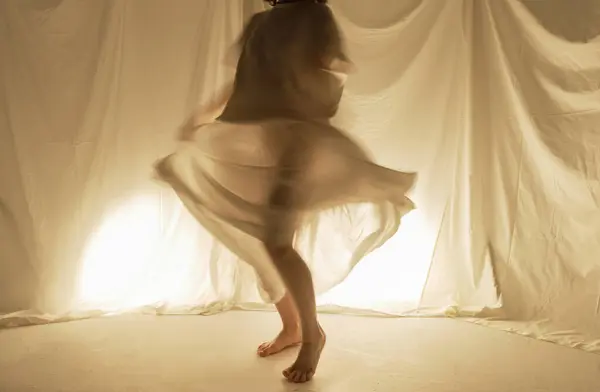 Una Silueta Una Bailarina Gira Falda Ondeando Una Habitación Iluminada —  Fotos de Stock