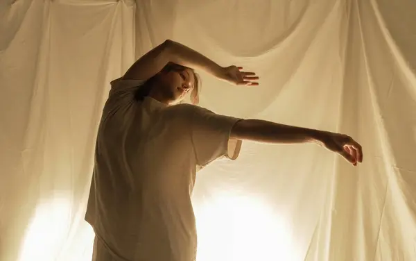 Silueta Una Bailarina Sobre Fondo Claro Capturada Medio Del Movimiento —  Fotos de Stock