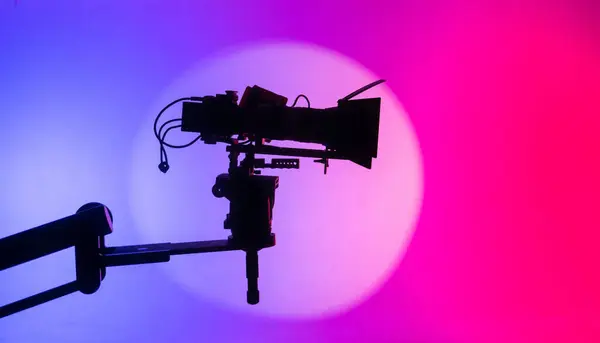 Kamerat Siluetti Silmiinpistävää Neon Vaaleanpunainen Sininen Tausta Visuaalinen Metafora Modernin — kuvapankkivalokuva