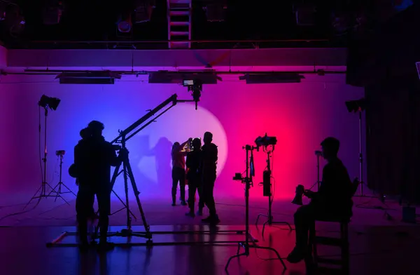 Mürettebatın canlı bir silueti ve renkli bir arkaplanı olan dinamik bir film seti. Sahne arkası.