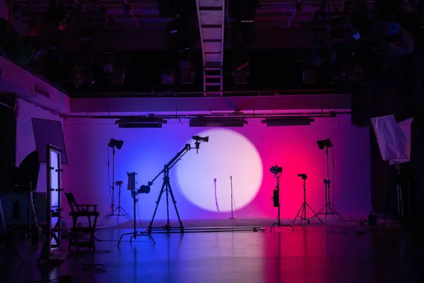 Filmproduksjonsstudio Silhuettert Mot Levende Neonrosa Bakgrunn Med Profesjonelt Belysningsutstyr Backstage – stockfoto