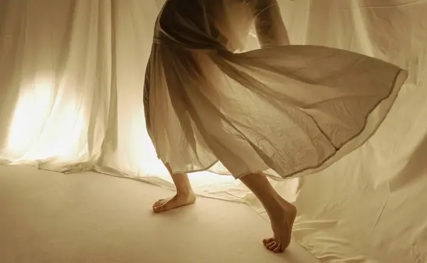 Abstrakt Visning Dansere Hvirvlende Nederdel Spil Lys Skygger Stock-billede