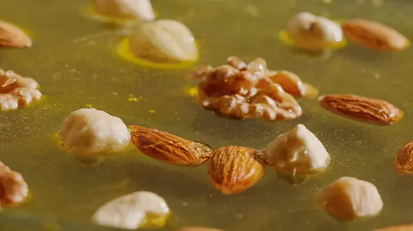 Terve Orgaaninen Hunaja Pähkinöillä Makea Tuore Kultainen Hunaja Manteleilla Saksanpähkinöillä tekijänoikeusvapaita kuvapankkikuvia