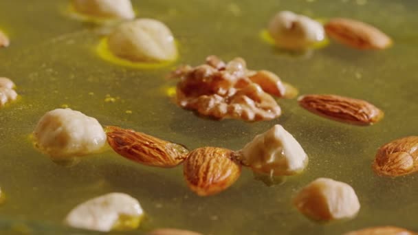 Madu Organik Sehat Dengan Kacang Madu Emas Segar Segar Dengan — Stok Video