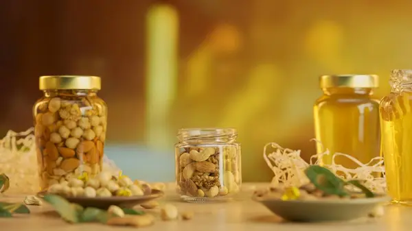Madu Organik Sehat Dengan Kacang Campuran Jenis Kacang Jatuh Dari Stok Gambar Bebas Royalti