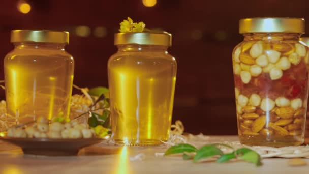 Υγιές Βιολογικό Μέλι Ξηρούς Καρπούς Γυάλινα Βάζα Πάνω Στο Ξύλινο — Αρχείο Βίντεο