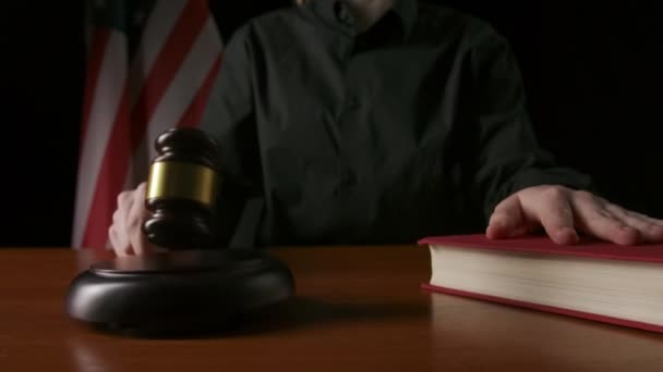 Prawo Sprawiedliwość Kobieta Siedząca Przy Biurku Drewnianym Młotkiem Książką Prawniczą — Wideo stockowe