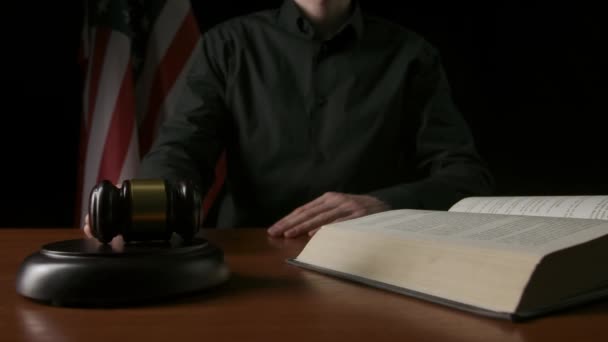 Lei Justiça Homem Sentado Mesa Com Martelo Madeira Livro Leis — Vídeo de Stock