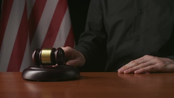 Zákon Spravedlnost Muž Sedí Stolem Dřevěným Kladivem Právní Knihou Pozadí — Stock video