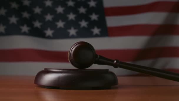 法律和司法 桌上有人拿着木锤背挂着美国国旗法庭上的法官 击打木槌 近距离射击木槌 — 图库视频影像
