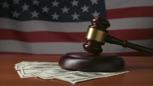 Martelo Juízes Notas Dólar Contra Contexto Bandeira Dos Estados Unidos — Vídeo de Stock