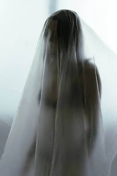 Spøkelsesaktig Silhuett Figur Står Dekket Rent Stoff Med Lysende Hvit stockbilde