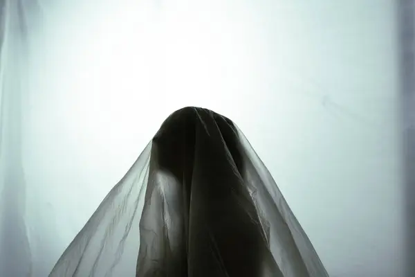 Призрачный Силуэт Фигуры Стоит Покрытый Чистой Тканью Светящемся Белом Фоне Стоковое Фото